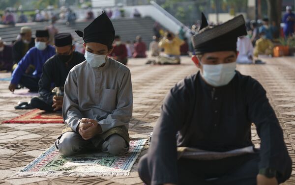 Người Hồi giáo đeo khẩu trang bảo hộ khi cầu nguyện, Kuala Lumpur, Malaysia. - Sputnik Việt Nam