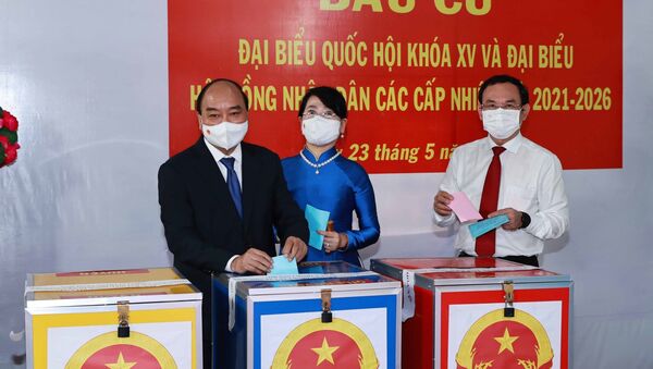 Chủ tịch nước Nguyễn Xuân Phúc bỏ phiếu bầu cử tại huyện Củ Chi, Thành phố Hồ Chí Minh - Sputnik Việt Nam