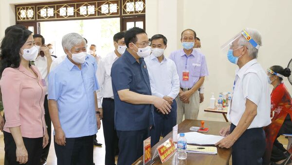 Chủ tịch Quốc hội Vương Đình Huệ kiểm tra công tác bầu cử tại tỉnh Bắc Ninh - Sputnik Việt Nam