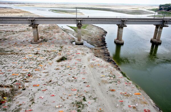Những ngôi mộ đào nông chôn người chết vì coronavirus trên bờ cát sông Hằng, Ấn Độ - Sputnik Việt Nam