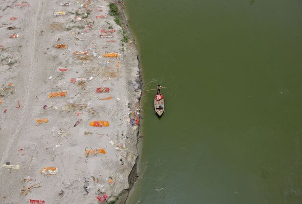 Những ngôi mộ đào nông chôn người chết vì coronavirus trên bờ cát sông Hằng, Ấn Độ - Sputnik Việt Nam