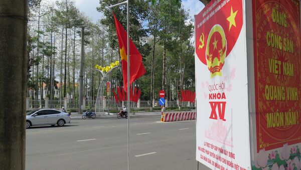 Băng rôn, khẩu hiệu tuyên truyền đã được treo ở các tuyến đường và địa điểm công cộng ở Cà Mau. - Sputnik Việt Nam