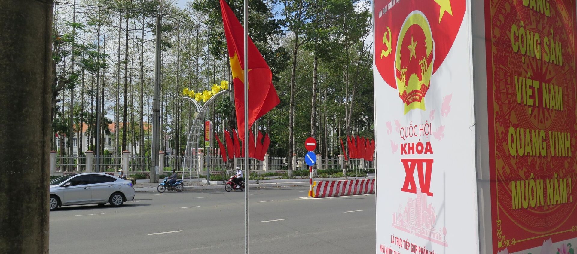 Băng rôn, khẩu hiệu tuyên truyền đã được treo ở các tuyến đường và địa điểm công cộng ở Cà Mau. - Sputnik Việt Nam, 1920, 24.05.2021