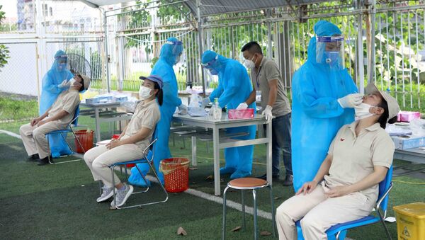 Lấy mẫu xét nghiệm SARS-CoV-2 cho người lao động tại các Khu công nghiệp - Sputnik Việt Nam