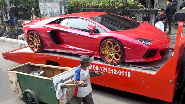 Người bán hàng rong với xe đẩy hàng trước một chiếc xe Ferrari mới ở Jakarta, Indonesia. - Sputnik Việt Nam