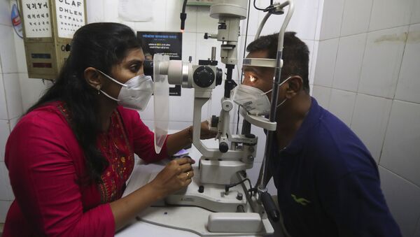 Bác sĩ khám cho người đàn ông về các triệu chứng của bệnh mỡ máu tại một bệnh viện công ở Mumbai, Ấn Độ. - Sputnik Việt Nam