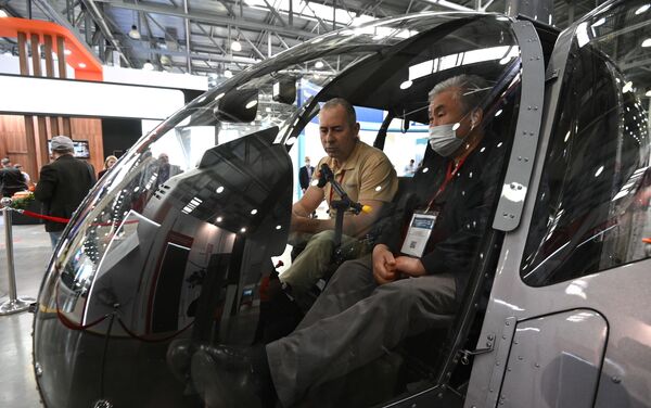 Khách thăm Triển lãm Quốc tế lần thứ XIV về Công nghiệp Trực thăng HeliRussia 2021 tại Moskva. - Sputnik Việt Nam