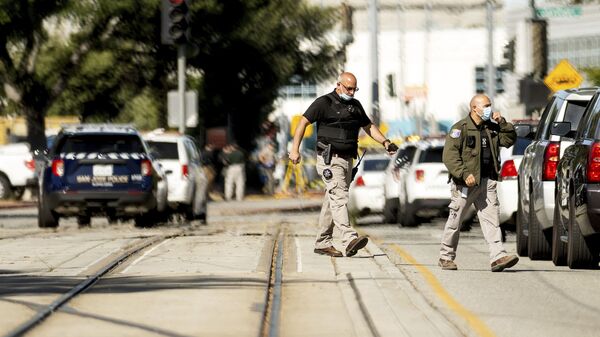 Các nhân viên thực thi pháp luật tại hiện trường vụ xả súng tại cơ sở của Cơ quan Giao thông Vận tải Thung lũng Santa Clara ở San Jose, California. - Sputnik Việt Nam