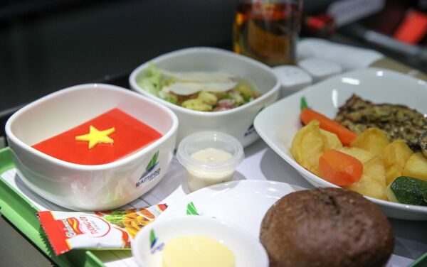 Bữa ăn đặc biệt được Hãng hàng không Bamboo Airways phục vụ cho Đội tuyển Việt Nam. - Sputnik Việt Nam