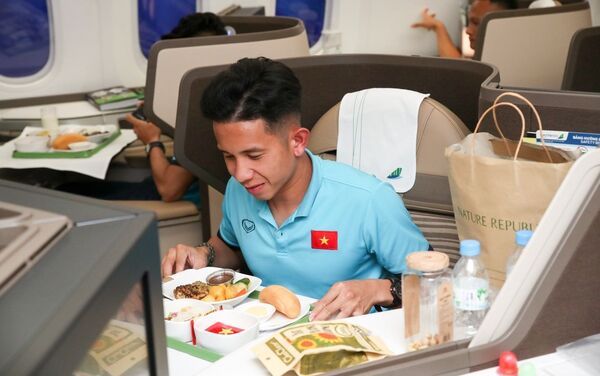 Tiền vệ Hồng Duy hào hứng với bữa ăn trên máy bay. - Sputnik Việt Nam