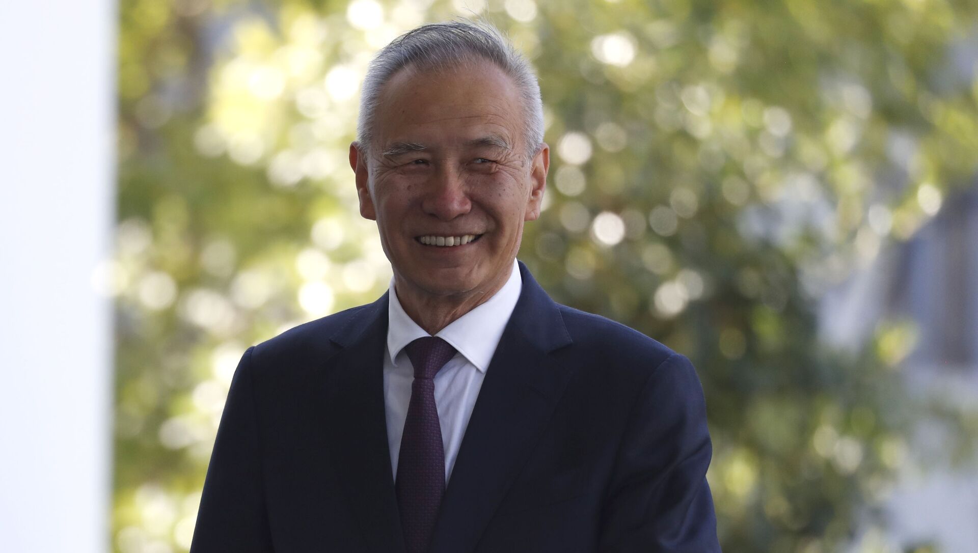 China's Vice Premier Liu He arrives at the West Wing for a meeting with President Donald Trump, Friday, Oct. 11, 2019, at the White House in Washington.  - Sputnik Việt Nam, 1920, 27.05.2021