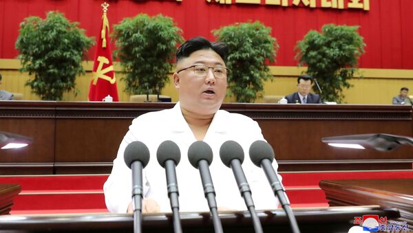 Nhà lãnh đạo Triều Tiên Kim Jong Un phát biểu trước hội nghị các bí thư chi bộ của Đảng Công nhân cầm quyền ở Bình Nhưỡng, trong bức ảnh không ghi ngày tháng được hãng thông tấn trung ương Triều Tiên (KCNA) công bố ngày 7/4/2021. - Sputnik Việt Nam