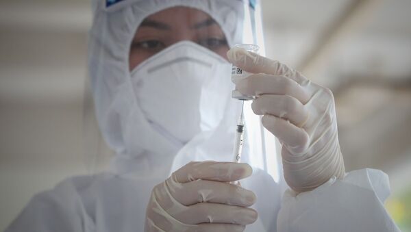 Tiêm vaccine phòng COVID-19 tiêm cho công nhân.  - Sputnik Việt Nam