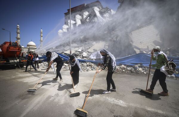 Dọn dẹp đống đổ nát của khu phức hợp Hanadi bị phá hủy bởi các cuộc tấn công của Israel ở Gaza - Sputnik Việt Nam