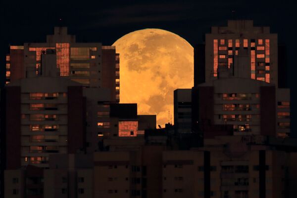 Mặt trăng trên những ngôi nhà ở thủ đô Brasilia của Brazil - Sputnik Việt Nam