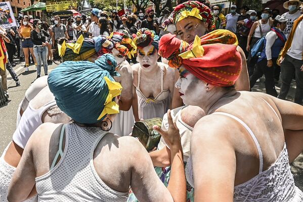 Các nghệ sĩ biểu tình phản đối Tổng thống Colombia Ivan Duque ở Medellin - Sputnik Việt Nam
