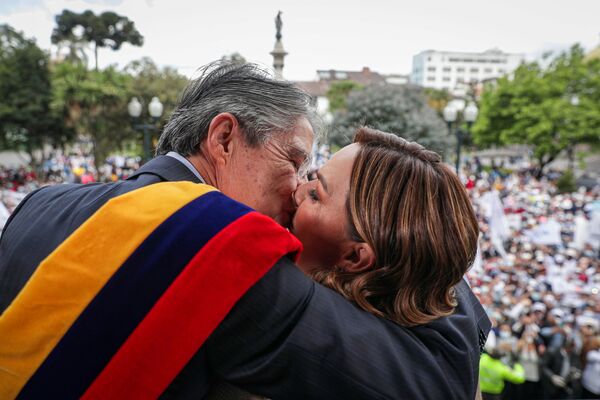 Tổng thống Ecuador Guillermo Lasso ôm Đệ nhất phu nhân Maria de Lourdes Alcivar sau khi tuyên thệ nhậm chức, Ecuador - Sputnik Việt Nam