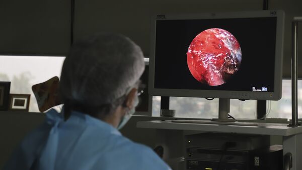 Bác sĩ Ấn Độ thực hiện phẫu thuật nội soi xoang chức năng tiên tiến cho một người đàn ông bị bệnh viêm niêm mạc tại một bệnh viện ở ngoại ô New Delhi, Ấn Độ - Sputnik Việt Nam