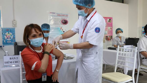 Tiêm vắc xin phòng COVID-19 ngay sau lễ phát động. - Sputnik Việt Nam