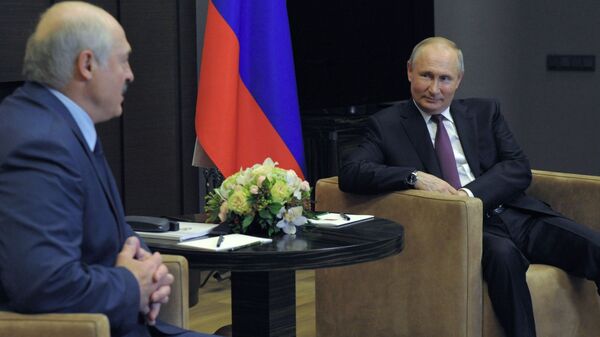 Tổng thống Nga Vladimir Putin và Tổng thống Belarus Alexander Lukashenko (trái) trong cuộc gặp - Sputnik Việt Nam