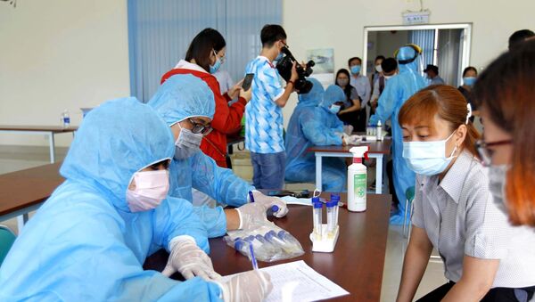 Đơn vị chức năng xét nghiệm sàng lọc COVID-19 ngẫu nhiên cho công nhân tại Công ty TNHH Kim May Organ Việt Nam. - Sputnik Việt Nam