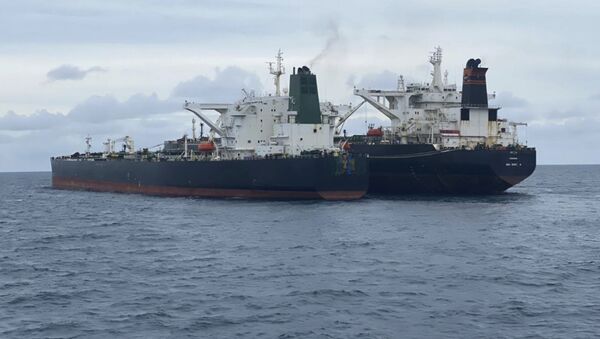 Tàu chở dầu MT Horse gắn cờ Iran và tàu chở dầu MT Frea gắn cờ Panama neo đậu ngoài khơi đảo Borneo, Indonesia. - Sputnik Việt Nam