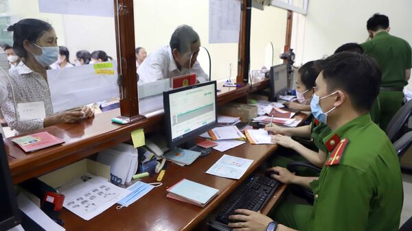 Người dân đến làm CCCD gắn chíp tại Phòng quản lý hành chính về trật tự xã hội, Công an thành phố Vĩnh Yên. - Sputnik Việt Nam