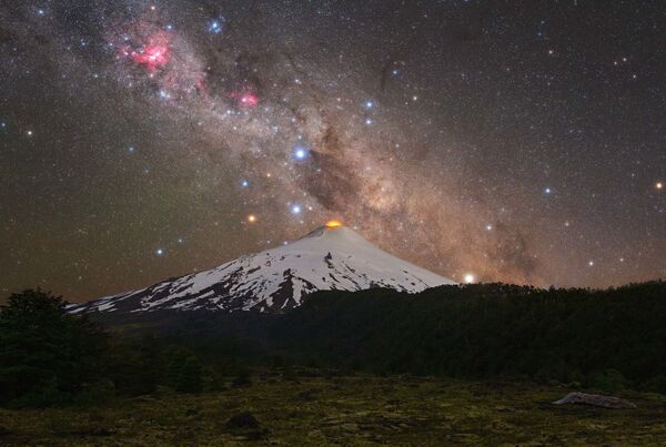 'Núi lửa và cây thánh giá' (Volcano and cross) của Tomas Slovinsky, nhiếp ảnh gia lọt top đầu cuộc thi 2021 Milky Way Photographer of the Year - Sputnik Việt Nam
