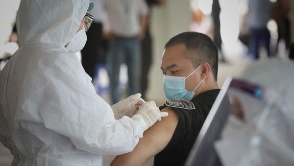 Tiêm vaccine phòng COVID-19 cho công nhân trong khu công nghiệp. - Sputnik Việt Nam