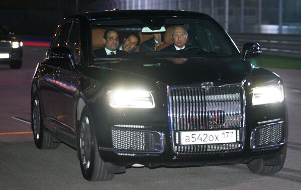 Tổng thống Nga Vladimir Putin và Tổng thống Cộng hòa Ả Rập Ai Cập Abdel Fattah al-Sisi trên chiếc xe Aurus của đoàn công xa Tổng thống Nga trên dải đường đua “Sochi Autodrom” - Sputnik Việt Nam