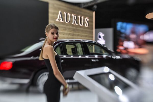 Cô gái bên chiếc xe Aurus Senat trong Hội chợ-Triển lãm xe quốc tế ở Matxcơva 2018 - Sputnik Việt Nam