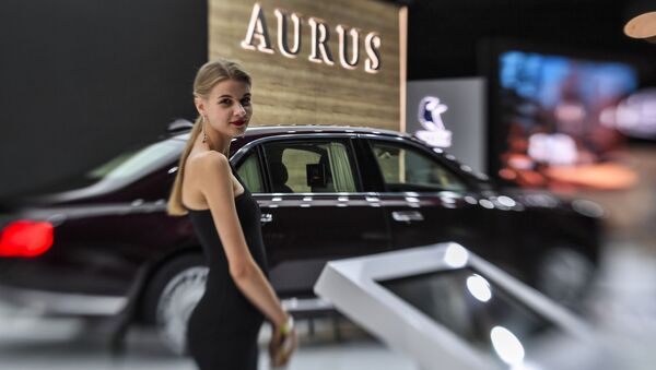 Cô gái bên chiếc xe Aurus Senat trong Hội chợ-Triển lãm xe quốc tế ở Matxcơva 2018 - Sputnik Việt Nam