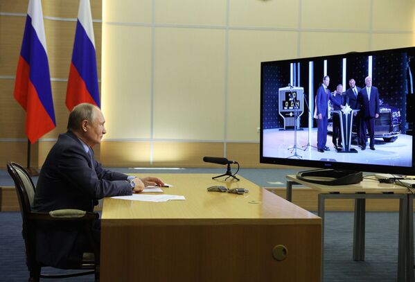 Tổng thống Vladimir Putin thông qua liên kết video tham gia nghi lễ ra mắt khởi động sản xuất hàng loạt xe limousine Aurus - Sputnik Việt Nam
