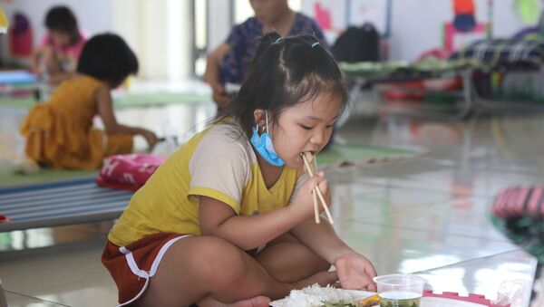 Các cháu nhỏ vui vẻ với khẩu phần ăn ngon hơn những ngày bình thường trong khu cách ly trường Mầm non xã Việt Tiến, huyện Việt Yên. - Sputnik Việt Nam