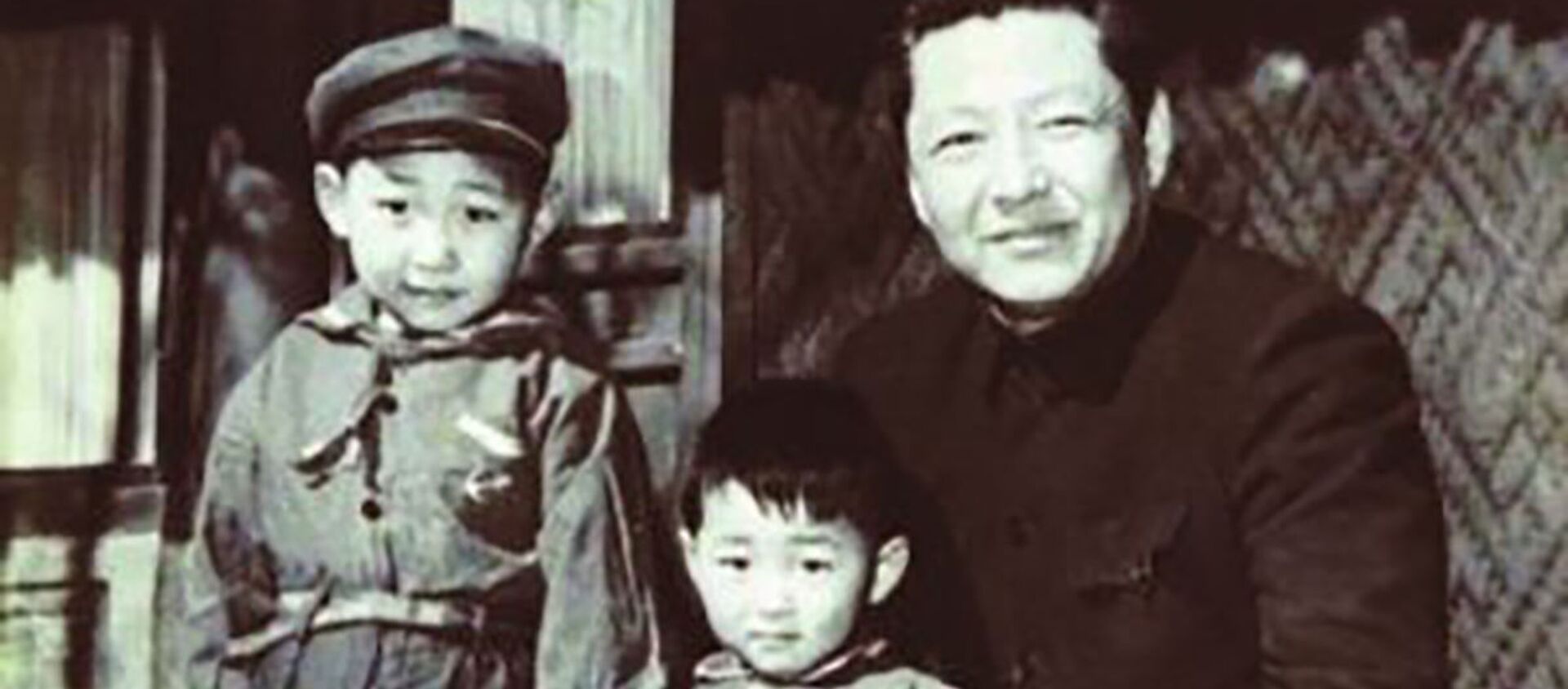 Tổng Bí thư Đảng Cộng sản Trung Quốc Tập Cận Bình (trái) cùng gia đình, năm 1958 - Sputnik Việt Nam, 1920, 01.06.2021