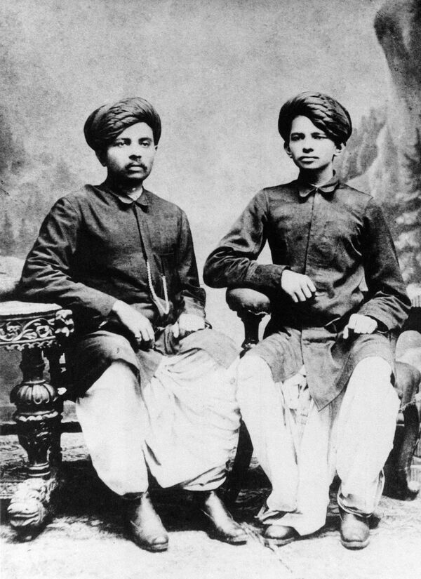 Nhà hoạt động chính trị và xã hội Ấn Độ Mahatma Gandhi cùng anh trai, năm 1886 - Sputnik Việt Nam