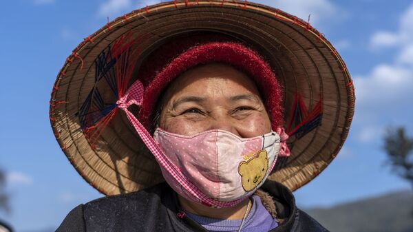 Người phụ nữ đeo khẩu trang bảo hộ trên đường phố Sapa, miền Bắc Việt Nam - Sputnik Việt Nam