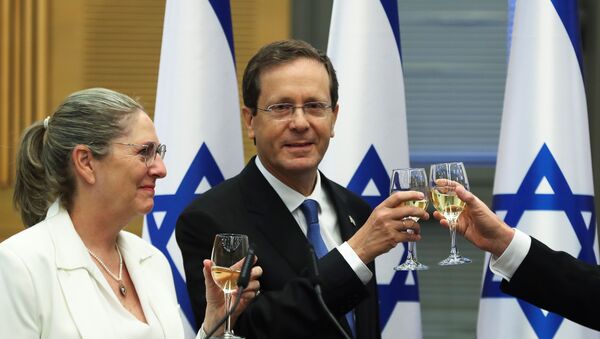  Tân Tổng thống Israel Isaac Herzog và phu nhân mừng sự kiện đắc cử sau phiên họp đặc biệt của Knesset. - Sputnik Việt Nam