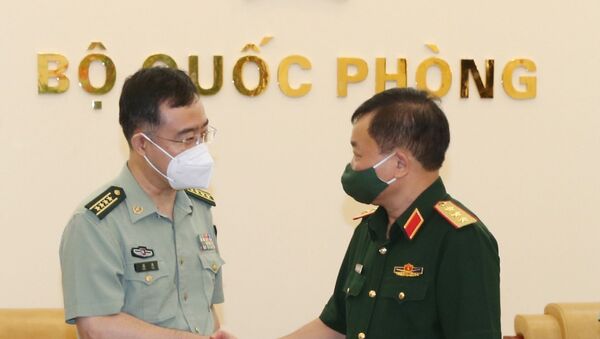 Thượng tướng Hoàng Xuân Chiến và Đại tá Phan Đào.  - Sputnik Việt Nam