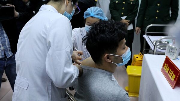 Tiêm vaccine Nanocovax cho tình nguyện viên. - Sputnik Việt Nam