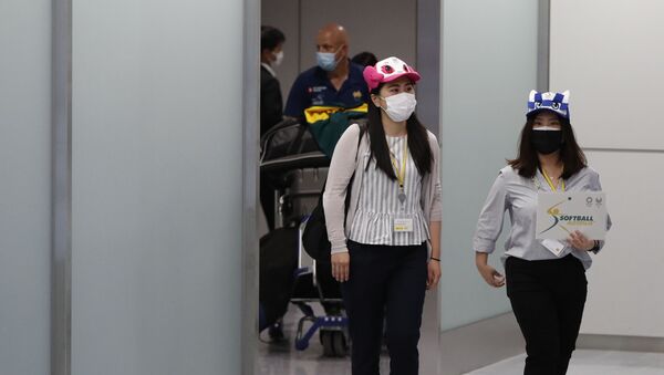 Các cô gái đội mũ in hình linh vật chính thức của Thế vận hội Olympic và Paralympic Tokyo tại sân bay Narita. - Sputnik Việt Nam