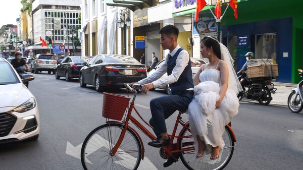 Chú rể đèo cô dâu trên chiếc xe đạp ở Hà Nội - Sputnik Việt Nam