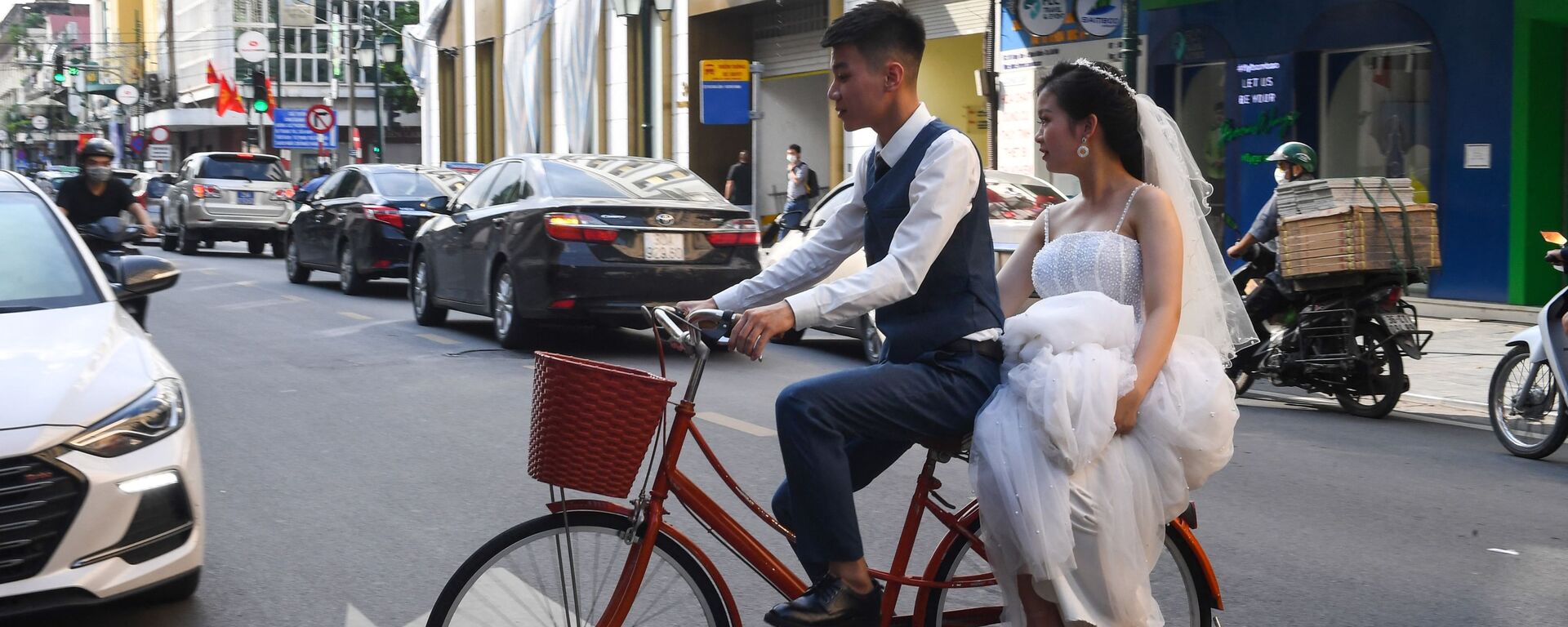 Chú rể đèo cô dâu trên chiếc xe đạp ở Hà Nội - Sputnik Việt Nam, 1920, 05.09.2022
