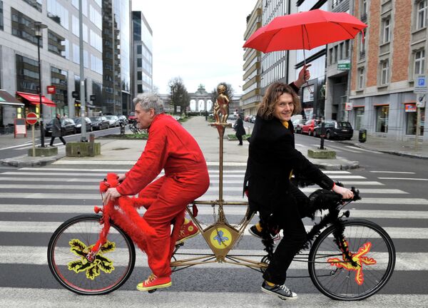 Những người đàn ông đạp xe trên đường phố ở Brussels - Sputnik Việt Nam