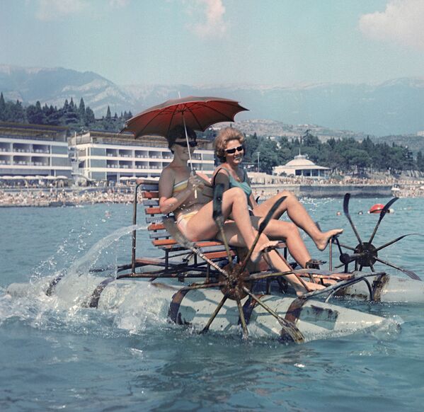 Những cô gái cưỡi catamaran (xe đạp nước) trên biển ở vùng lân cận Yalta - Sputnik Việt Nam
