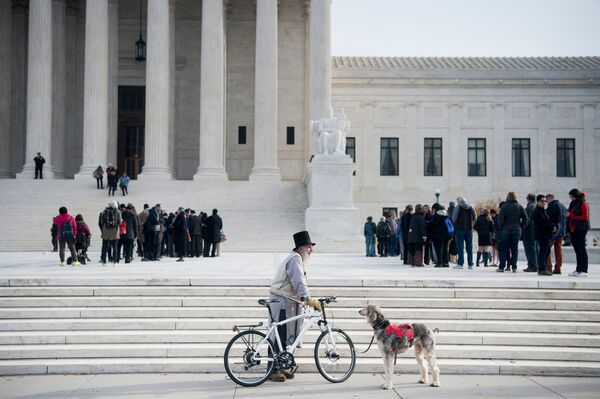 Người đàn ông với chiếc xe đạp và  con chó cạnh tòa án ở Washington DC - Sputnik Việt Nam