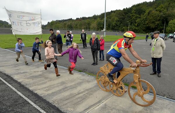 Tay đua xe  người Bỉ Eddy Planckaert nỗ lực phá kỷ lục vô địch thế giới trên chiếc xe đạp gỗ - Sputnik Việt Nam