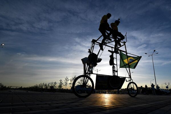 Người hâm mộ bóng đá Brazil đi trên chiếc xe đạp ba mét gần Sân vận động Rostov - Sputnik Việt Nam