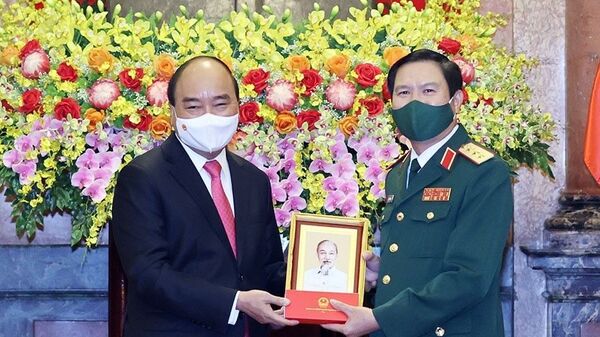 Chủ tịch nước Nguyễn Xuân Phúc tặng chân dung Chủ tịch Hồ Chí Minh cho Thượng tướng Nguyễn Tân Cương. - Sputnik Việt Nam