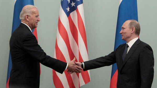 FILE PHOTO: Thủ tướng Nga Vladimir Putin (R) bắt tay Hoa Kỳ Phó Tổng thống Joe Biden trong cuộc gặp của họ tại Moscow ngày 10 tháng 3 năm 2011. - Sputnik Việt Nam